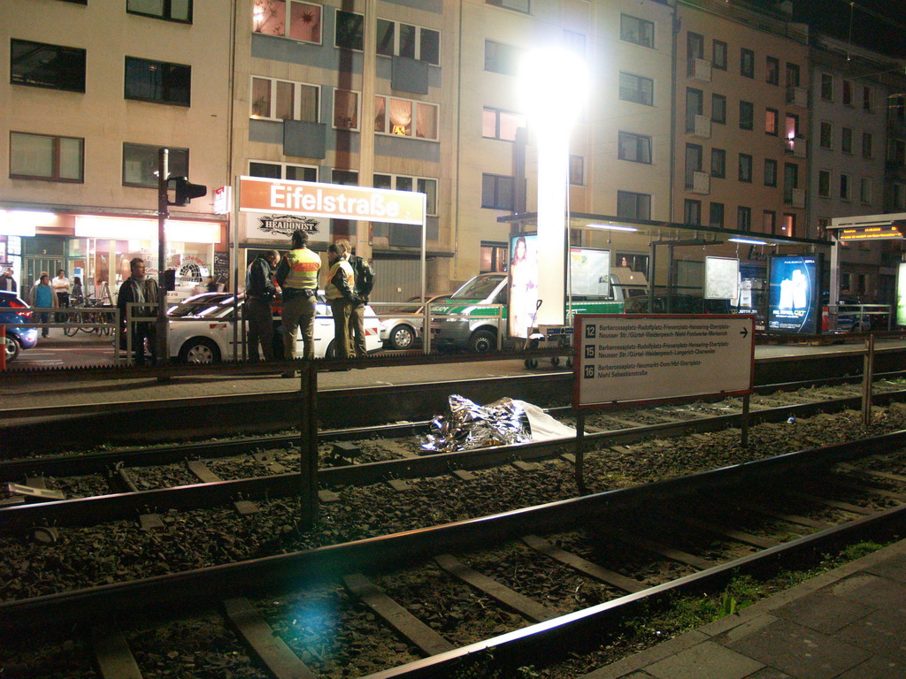 Person unter KVB Bahn Koeln Eifelstr P19.JPG